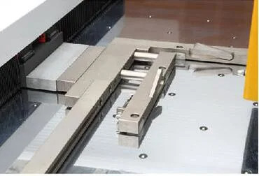 Automatyczna maszyna do ściągania izolacji z podwójną prowadnicą 22szt / min do pakowania
