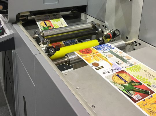 Drukarka cyfrowa atramentowa z UV lakierem do drukowania folii maksymalna prędkość druku 50 m/min dla ozdoby etykiet
