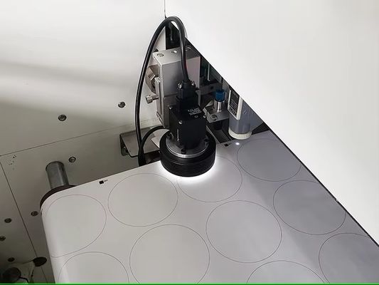 Cyfrowa wycinarka laserowa typu roll-to-sheet z maksymalną prędkością cięcia 27 m/min i maksymalną szerokością etykiety 330 mm