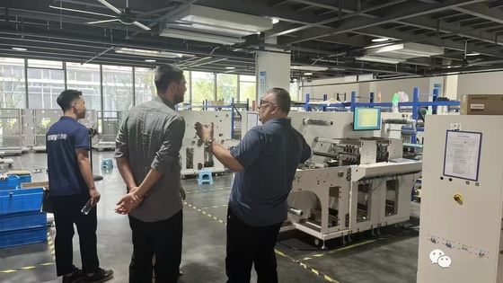 Cyfrowa wycinarka laserowa typu roll-to-sheet z maksymalną prędkością cięcia 27 m/min i maksymalną szerokością etykiety 330 mm