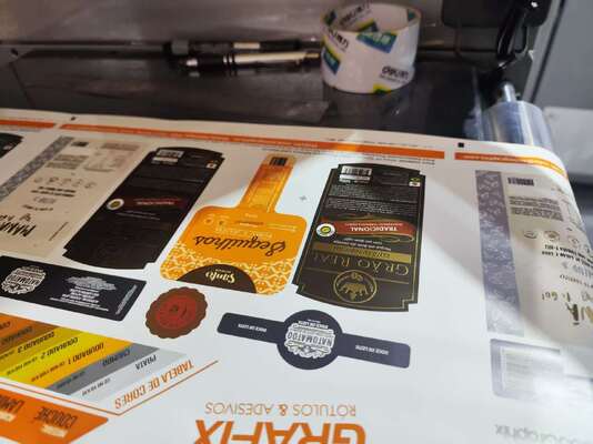 Maszyna do drukowania etykiet cyfrowych, lakierów UV i pieczętowania folii