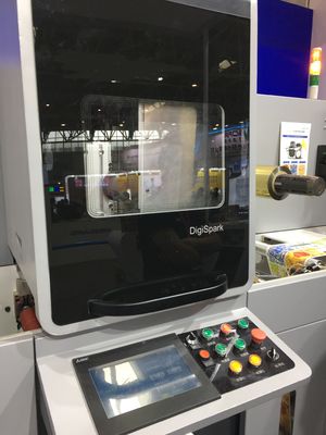 Cyfrowe tłoczenie folii Maszyna do ulepszania etykiet Częściowe oszklenie